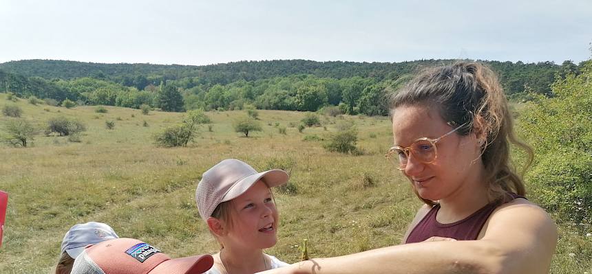 Naturpädagogin Romana erzählt den Kindern mehr über die Gottesanbeterin. © FdPH/Girsch