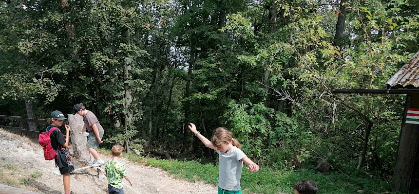 Die Kinder testeten ihre Geschicklichkeit auf der Slackline. © FdPH/Girsch