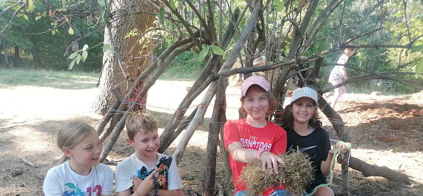 Beim Tipi-Bauen und Fingerstricken. © FdPH/Girsch