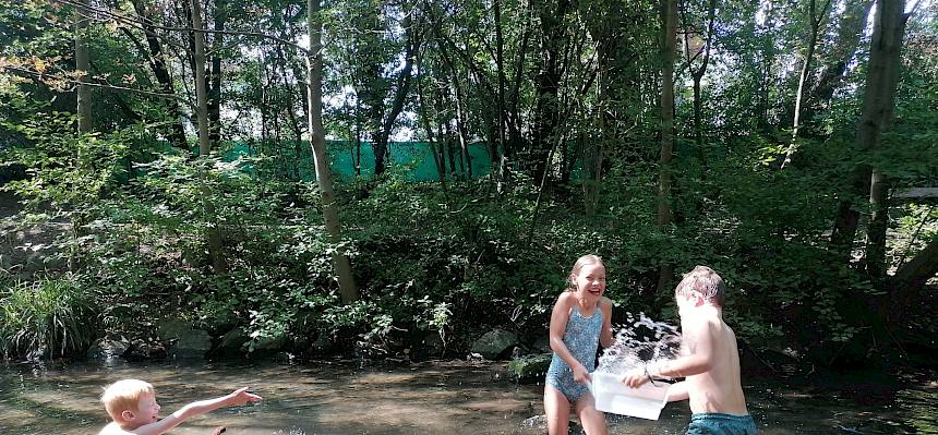 Immer wieder konnten sich die Kinder zwischendurch im kühlen Bach erfrischen! © FdPH/Girsch