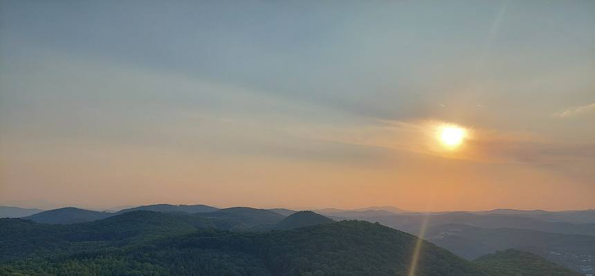 Blick von der Kammersteiner Hütte auf den Sonnenuntergang über dem Perchtoldsdorfer Wald. © LPV/O. Gollong