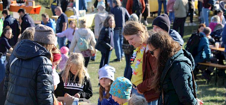 Viel Spaß für die jungen Gäste bei der Bastelstation beim Heidefest. © FdPH/F. Hohn