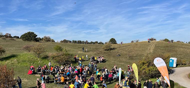 Genieße das Heidefest bei einem Gläschen Wein, Kaffee und Kuchen auf der malerischen Großen Heide. © FdPH/A. Mrkvicka