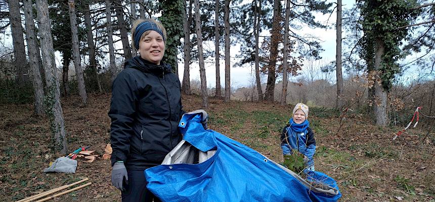 Groß und Klein waren heute tatkräftig im Einsatz bei der Trockenrasenpflege. © FdPH/I. Drozdwoski