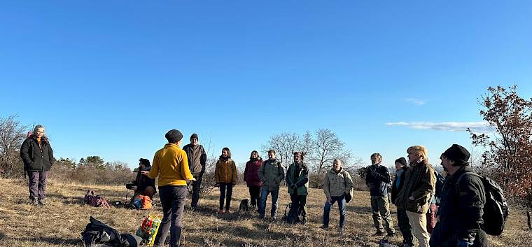 Bei strahlendem Sonnenschein gab es heute früh eine interessante Einführung in die Welt der Trockenrasen und die Geschichte der Perchtoldsdorfer Heide. © FdPH/E. Weisz-Emesz