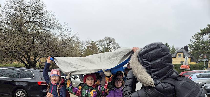 Gemeinsam im Schutz der Plane gegen den Regen - auch Regenwetter kann Spaß machen. © LPV/L. Reimoser-Berger