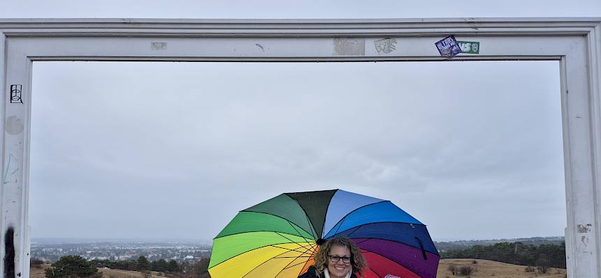 Mit Schirm, Charme und Bilderrahmen bei der Heidepflege. © LPV/L. Reimoser-Berger