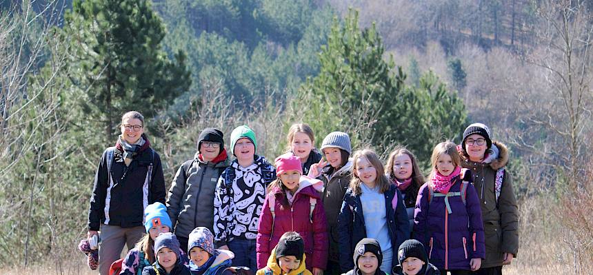 Die 4b der VS Kaltenleutgeben half heute tatkräftig mit, das Naturschutzgebiet Fischerwiesen für wertvolle Arten zu erhalten. © LPV/L. Strobl