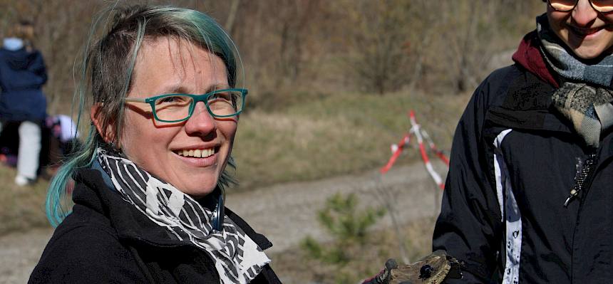 Naturpädagog:in Fischi hat einen Ölkäfer gefunden. © LPV/L. Strobl