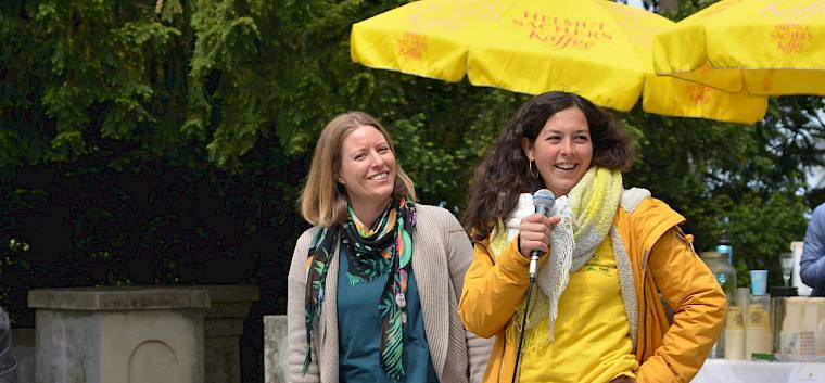 Nadja Lehner, Obfrau des Gemeinschaftsgarten Begrischgarten, begrüßte die Gäste und gab das Mikrofon weiter an Katharina Weber vom Heideverein, die kurz den Verein vorstellte. © FdPH/ F. Litzelmann