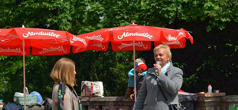 Bürgermeisterin Andrea Kö begrüßte die Gäste und bedankte sich bei den Gartenfreunden des Begrischgartens für ihr Engagement und die Organisation des Frühlingsfests. © FdPH/ F. Litzelmann