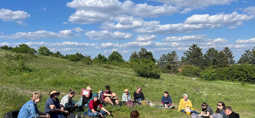 Irene Drozdowski gibt ihr umfassendes Wissen über die Perchtoldsdorfer Heide mit Begeisterung weiter. © FdPH/A. Mrkvicka