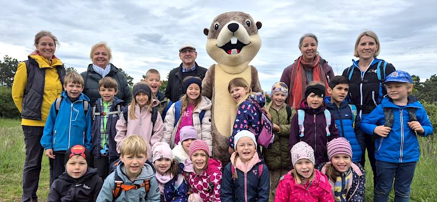 Die 1a der VS Kneippgasse durfte sich heute über den Besuch von Heide-Maskottchen Perzi freuen. Mit dabei waren Heidevereins-Obfrau Irene Drozdowski, Bürgermeisterin Andrea Kö, Gf. GR Josef Schmid und Gemeinderätin Agnes Wühr. © FdPH/L. Reimoser-Berger