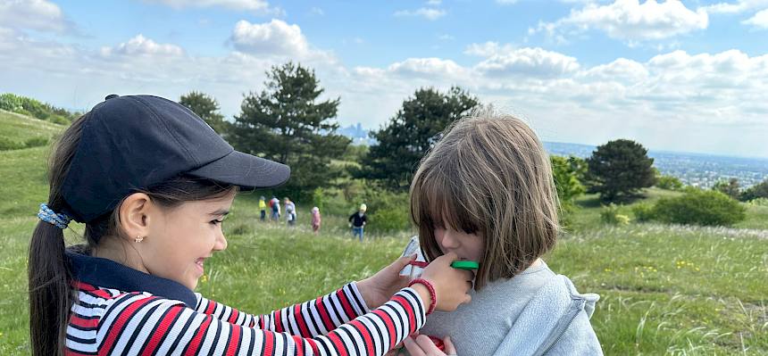 Die Funde der Becherlupensuche wurden ausgiebig bestaunt. © FdPH/E. Weisz-Emesz
