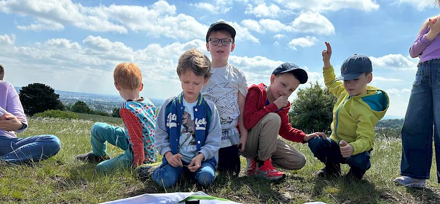 Ausgerüstet mit Becherlupen machten sich die Kinder auf die Suche nach Insekten und Spinnen. © FdPH/E. Weisz-Emesz