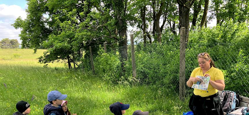 Naturpädagogin Linda stellt den Kindern das Wiener Nachtpfauenauge vor. © FdPH/A. Plankensteiner