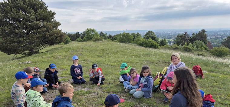 Zunächst erfuhren die Klassen Wissenswertes zur Entstehung der Trockenrasen und warum diese so besonders sind.© FdPH/B. Rödlich