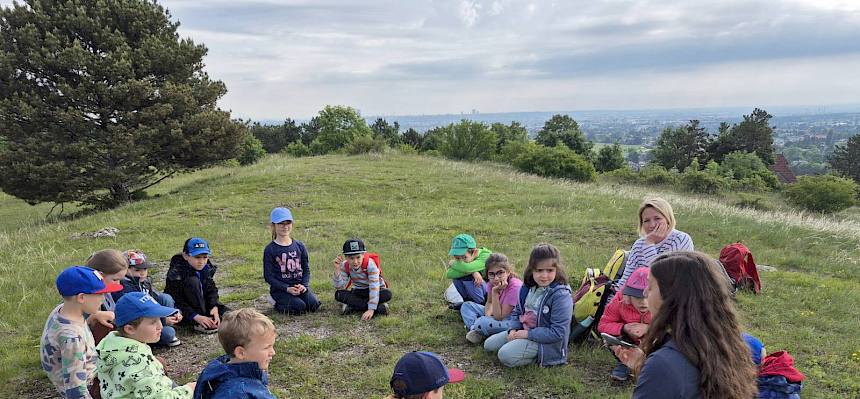 Zunächst erfuhren die Klassen Wissenswertes zur Entstehung der Trockenrasen und warum diese so besonders sind.© FdPH/B. Rödlich
