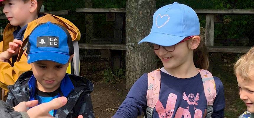 Bei der Schlangenstation konnten die Kinder ihre Scheu vor Schlangen ablegen - auf der Heide gibt es keine giftigen Arten. © FdPH/B. Rödlich