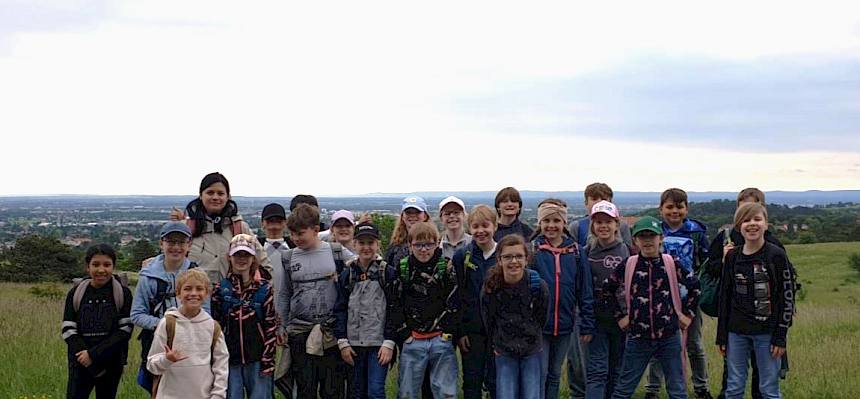 Die Schüler:innen der 4b der VS Sebastian-Kneipp-Gasse tauchten in die spannende Welt der Trockenrasen ein. © FdPH/S. Linhart