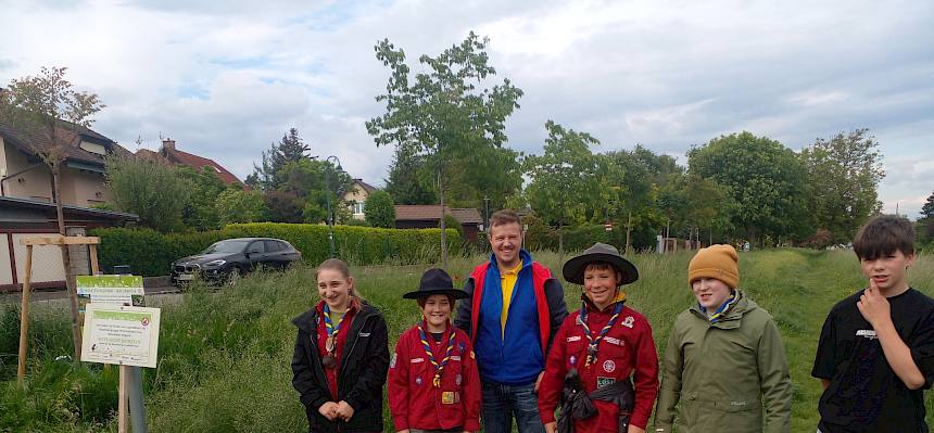 Heute erforschten die Pfadfinder:innen Gruppe GuSP die von ihnen im Herbst eingesäte Wiese am Insektenhigway. © FdPH/ N. Elek