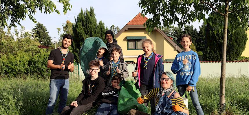 Die fleißigen "Pfadis" der Gruppe GuSP bei der Pflege am Insektenhighway. © FdPH/ T. Leßke