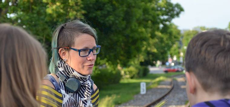 Fischi erklärt, warum die heutigen Pflegemaßnahmen notwendig sind. © FdPH/F. Litzelmann