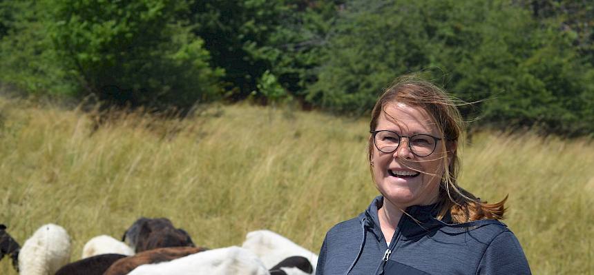 Schäferin Christa Veits gab heute ihr umfassendes Wissen und ihre Erfahrungen zur Beweidung weiter. Vor allem in Gebieten mit starker Besucherfrequenz eine besondere Herausforderung. © FdPH/F. Litzelmann
