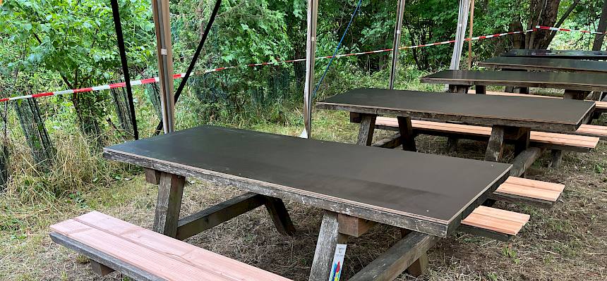 Unsere Tisch-Bank-Kombis bekommen neue Sitzbretter und Tischplatten. © FdPH