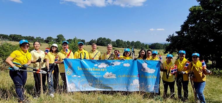Freiwilligenaktion der Königlich Thailändischen Botschaft anlässlich des Geburtstags Seiner Majestät König Maha Vajiralongkorn auf der Perchtoldsdorfer Heide. © Royal Thai Embassy Vienna
