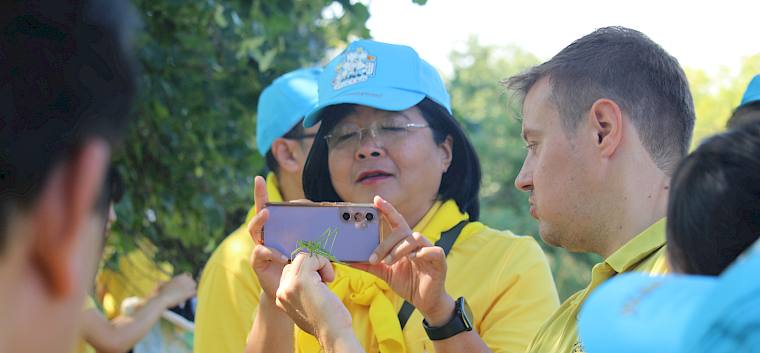 Ihre Exzellenz Frau Pattarat Hongtong, Botschafterin, entdeckte gemeinsam mit 13 engagierten Mitarbeitenden der Botschaft im Rahmen des CSR-Einsatzes die Perchtoldsdorfer Heide. © LPV/F. Hohn