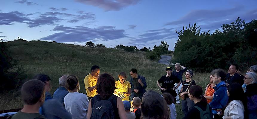 Bis spät in die Nacht waren die Naturinteressierten auf der Heide unterwegs. © Peter Stöckl