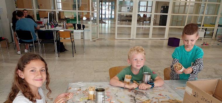 Anschließend gestaltete jedes Kind eine fachgerechte Nisthilfe in einer Blechdose. © FdPH/N. Elek