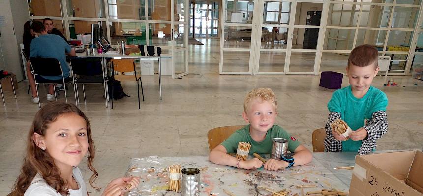 Anschließend gestaltete jedes Kind eine fachgerechte Nisthilfe in einer Blechdose. © FdPH/N. Elek