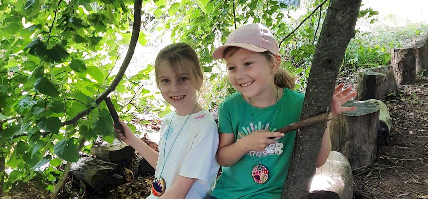 Ausgerüstet mit Namensschilder waren die jungen Naturforscher:innen bereit zur Erkundung des Bildungsgartens. © FdPH/S. Leischner
