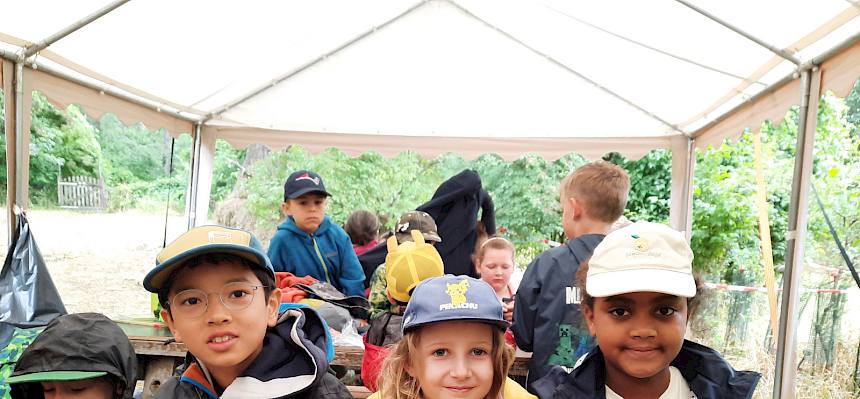 Die Kinder ließen sich am Donnerstag vom Regen nicht die Laune verderben und begannen freudig Figuren und Formen aus Ton herzustellen. © FdPH/S. Leischner