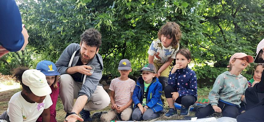 Biologe Luca brachte den Kindern die Käfer-Vielfalt näher. © FdPH/S. Leischner