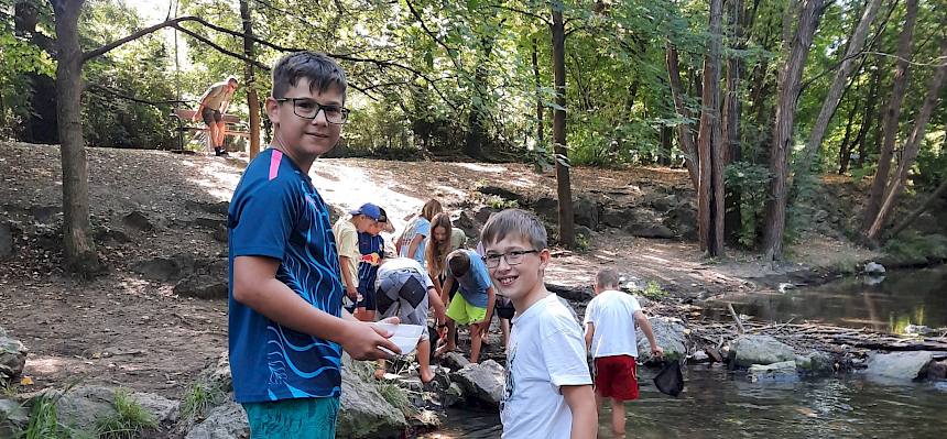 Ausgerüstet mit einem Kescher und einer Schale zogen die jungen Forscher:innen freudig los, um kleine Gewässertiere im Liesingbach zu entdecken. © FdPH/S. Leischner