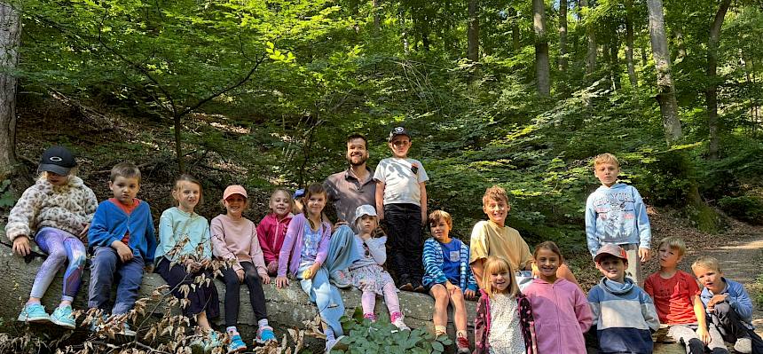 17 junge Forscher:innen waren heute im Perchtoldsdorfer Wald unterwegs. © FdPH/L. Strobl