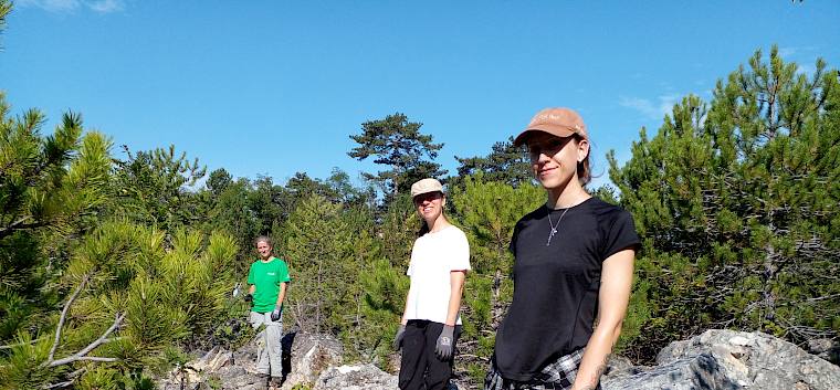 Heute waren acht Freiwillige, darunter mehrere Praktikant:innen des Landschaftspflegevereins, im Naturschutzgebiet Teufelstein-Fischerwiesen im Einsatz. © LPV/N. Elek