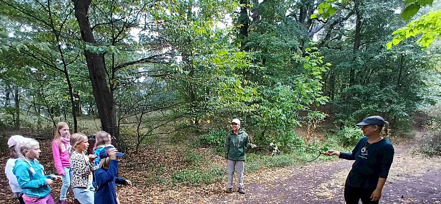 Auf dem Weg spielte wir lustige Waldspiele. Hier: Bockerl Weit- und Zielwurf. © FdPH/S. Girsch