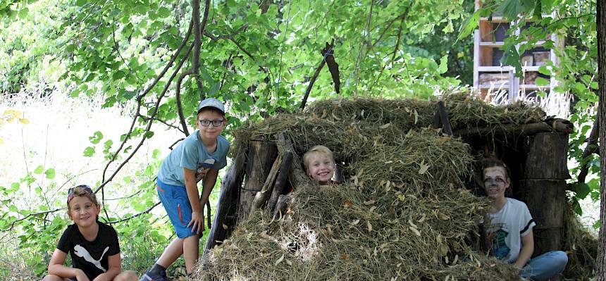 Den Mittwochmorgen verbrachten wir wieder im Bildungsgarten, wo die Kinder weiter Tipis bauen, Ball spielen, basteln oder lesen konnten. © FdPH/F. Hohn