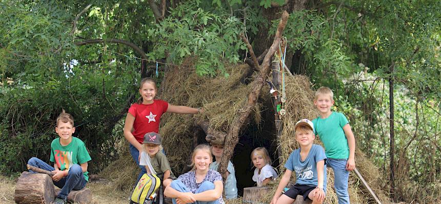Viel Zeit der Naturferienwoche verbrachten die Kinder im Bildungsgarten beim Tipi bauen. © FdPH/F. Hohn