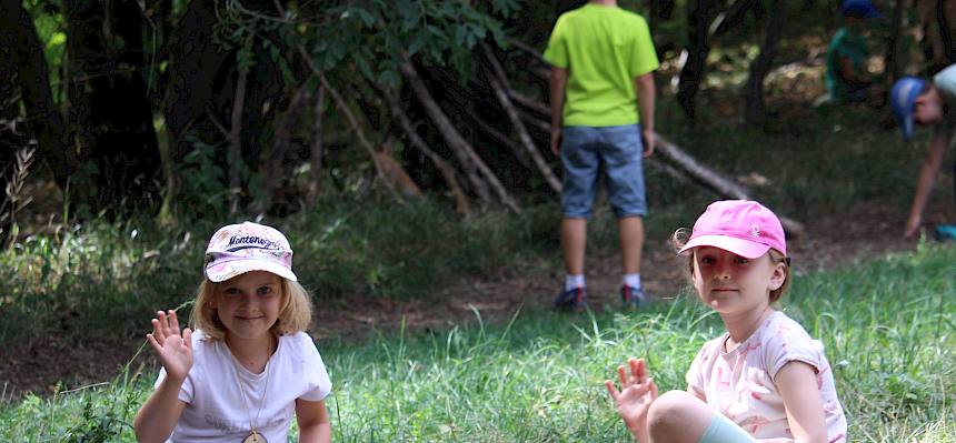 Oben angekommen, überlegten sich die Kinder spannende Fantasiewesen und bauten ihnen ein Zuhause im Wald. © FdPH/F. Hohn