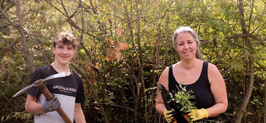 Mit Krampen und Schere werden die Gehölze entlang der Straße ordentlich ausgelichtet. © FdPH/J.F. Fischer