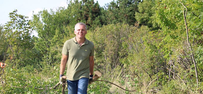 Das Schnittgut wird zum Sammelpunkt geschleppt, alleine... © FdPH/F. Hohn