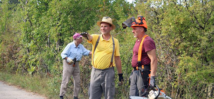 Kurze Lagebesprechung - welche Gehölze bleiben stehen, welche sollen wegkommen. © FdPH/F. Hohn