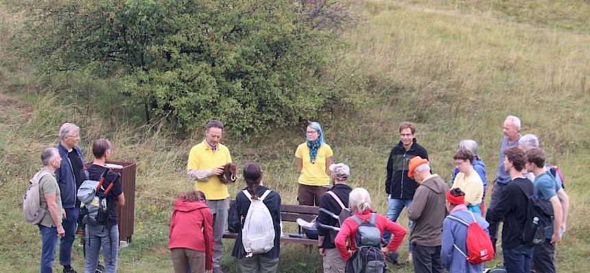 Ein kurze Einführung mit spannenden Details zum Lebensraum Trockenrasen und warum die Entbuschung so wichtig ist. © FdPH/F. Hohn