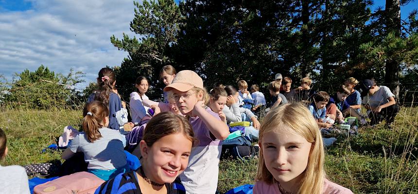 Stärkung für die Pflegearbeiten bei einer gemütlichen Jausen-Pause auf der Heide. © FdPH/B. Sabek