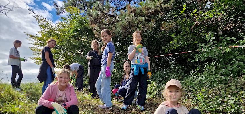 Vereinter Einsatz - die Halbtrockenrasen-Fläche zwischen Zieselgebiet und Lutterwand wird entbuscht, damit die wichtige Verbindung bestehen bleibt.© FdPH/B. Sabek